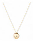 Gouden dames ketting met letter en datum, aan de ketting hangt een gouden naambedel van 15mm