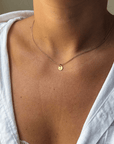 Gouden dames ketting met letter, aan de ketting hangt een gouden letter bedel van 6mm