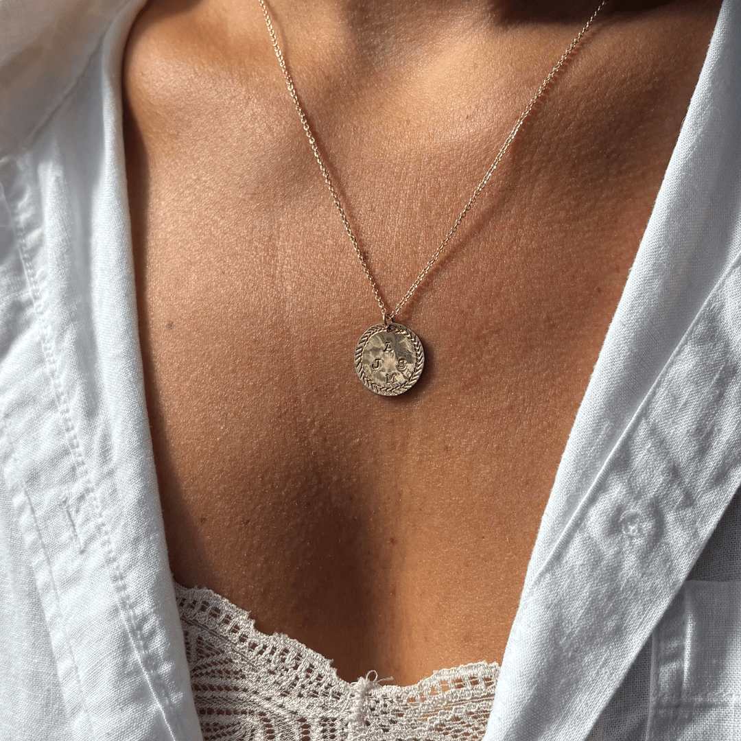 Gouden dames ketting met een gouden hanger van 15mm met sierrand, op de hanger kunnen initialen gestempeld worden