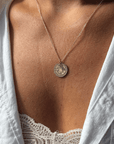 Gouden dames ketting met een gouden hanger van 15mm met sierrand, op de hanger kunnen initialen gestempeld worden
