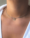 Gouden dames ketting met naam, de ketting is gemaakt van 2mm kralen, in het midden van de ketting hangt een naambedel van 10mm