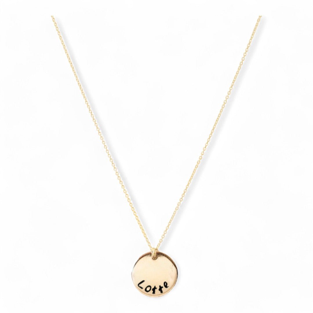 Gouden dames ketting met naam, aan de ketting hangt een gouden bedel van 15mm