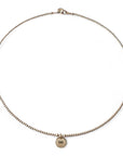 Gouden dames ketting met naam, de ketting is gemaakt van 2mm kralen, in het midden van de ketting hangt een naambedel van 10mm