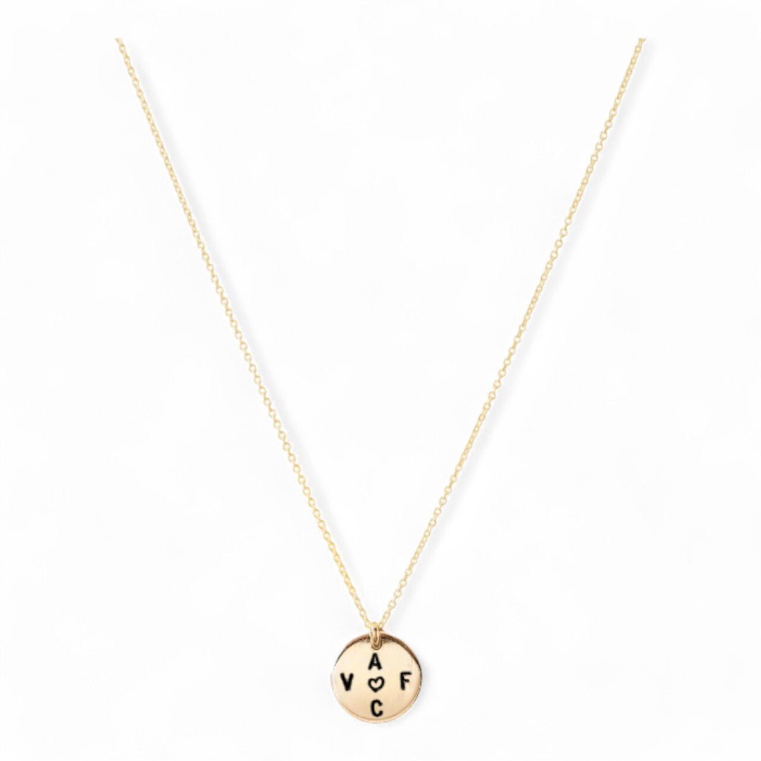 Gouden dames ketting met naam. Aan de ketting hangt een gouden naambedel van 10mm
