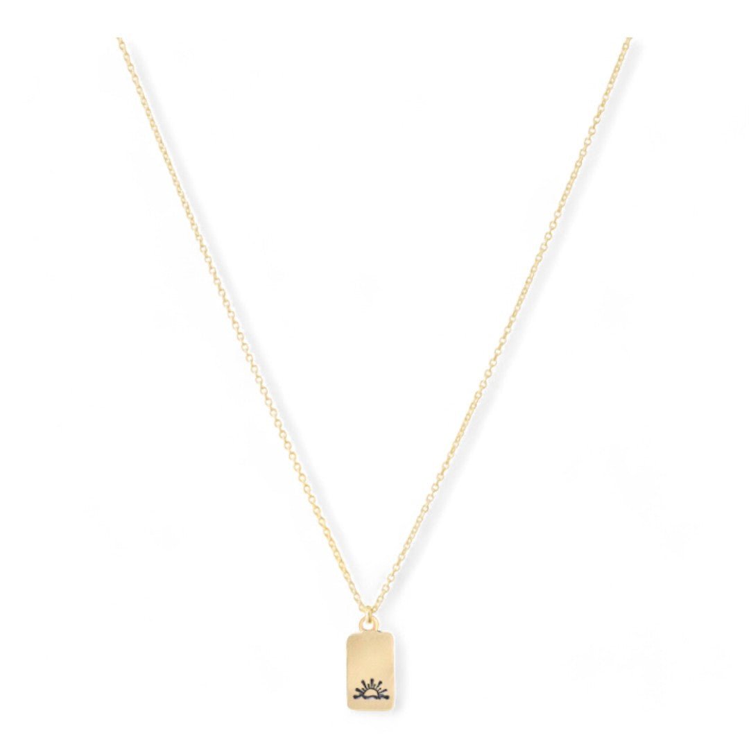 Gouden dames ketting met symbool, aan de ketting hangt een gouden tag