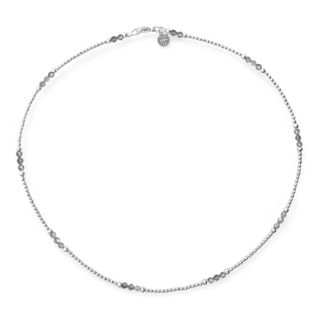 Zilveren dames ketting, aan de ketting zijn 2mm kralen afgewisseld met edelsteen