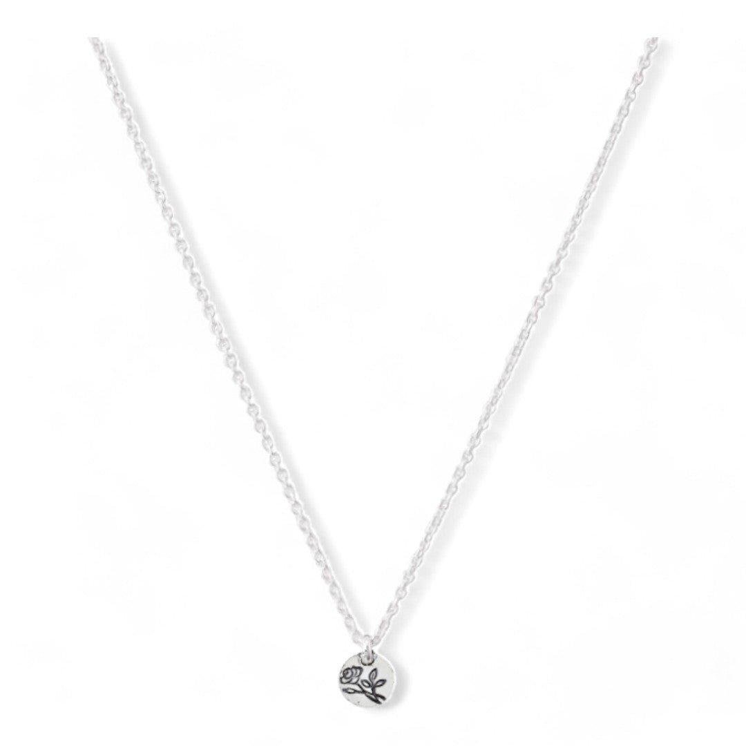 Zilveren dames ketting , aan de ketting hangt een zilveren bedel van 6mm met geboortebloem