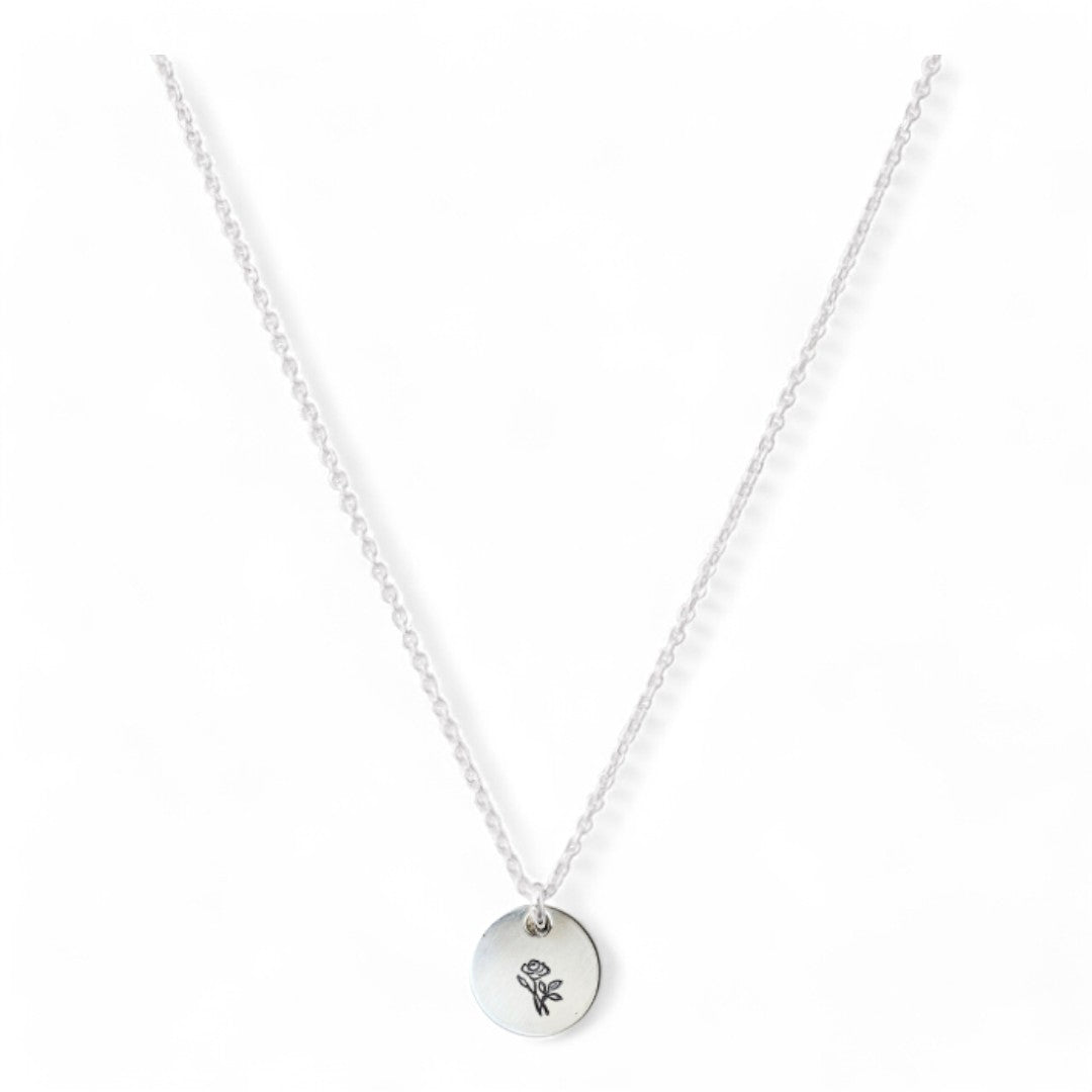 Zilveren dames ketting met een zilveren naambedel van 10mm, op de bedel kan een geboortebloem gestempeld worden