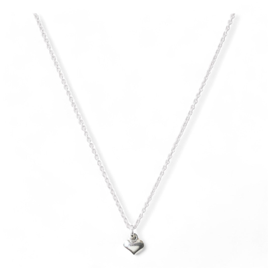 Zilveren dames ketting, aan de ketting hangt een hartjes bedel