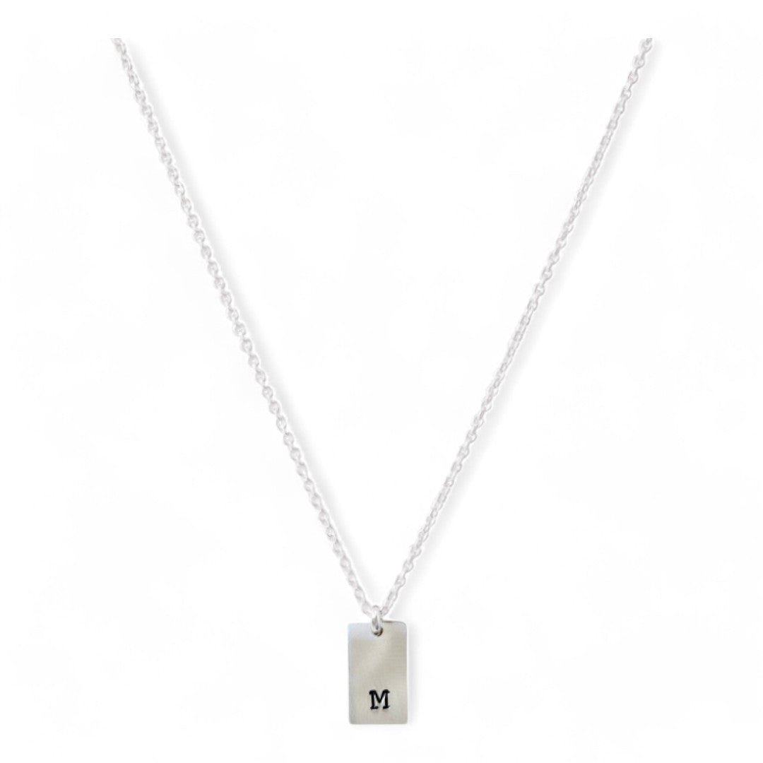 Zilveren dames ketting, aan de ketting hangt een zilveren tag waar een letter op gestempeld kan worden