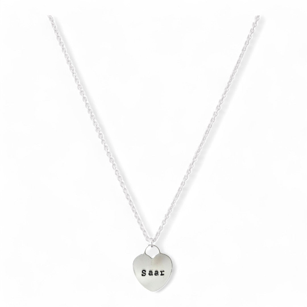 Zilveren dames ketting, aan de ketting hangt een zilveren hart waar een naam op gestempeld kan worden