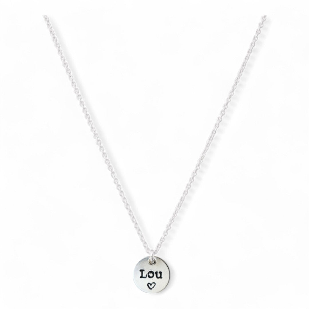 Zilveren dames ketting met naam, aan de ketting hangt een zilveren naambedel van 10mm