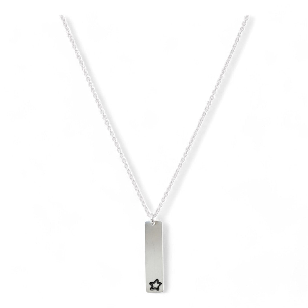 Zilveren dames ketting , aan de ketting hangt een zilveren bar waar een symbool op gestempeld kan worden