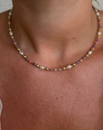 Gouden damesketting met parels en edelstenen