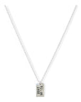Zilveren ketting, aan de ketting hangt een zilveren tag