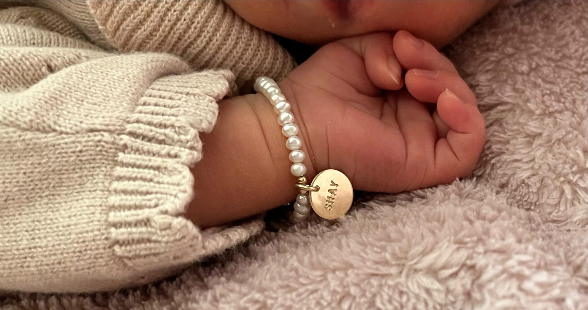 handgemaakt kraamcadeau, baby armbandje met naam van echte zoetwaterpareltjes met gouden bedel