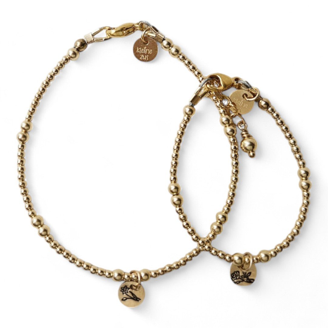 Moeder dochter armband goud Pip, 3en 2mm gouden kraaltjes gecombineerd, in het midden hangt een gouden initiaalbedeltje van 6mm