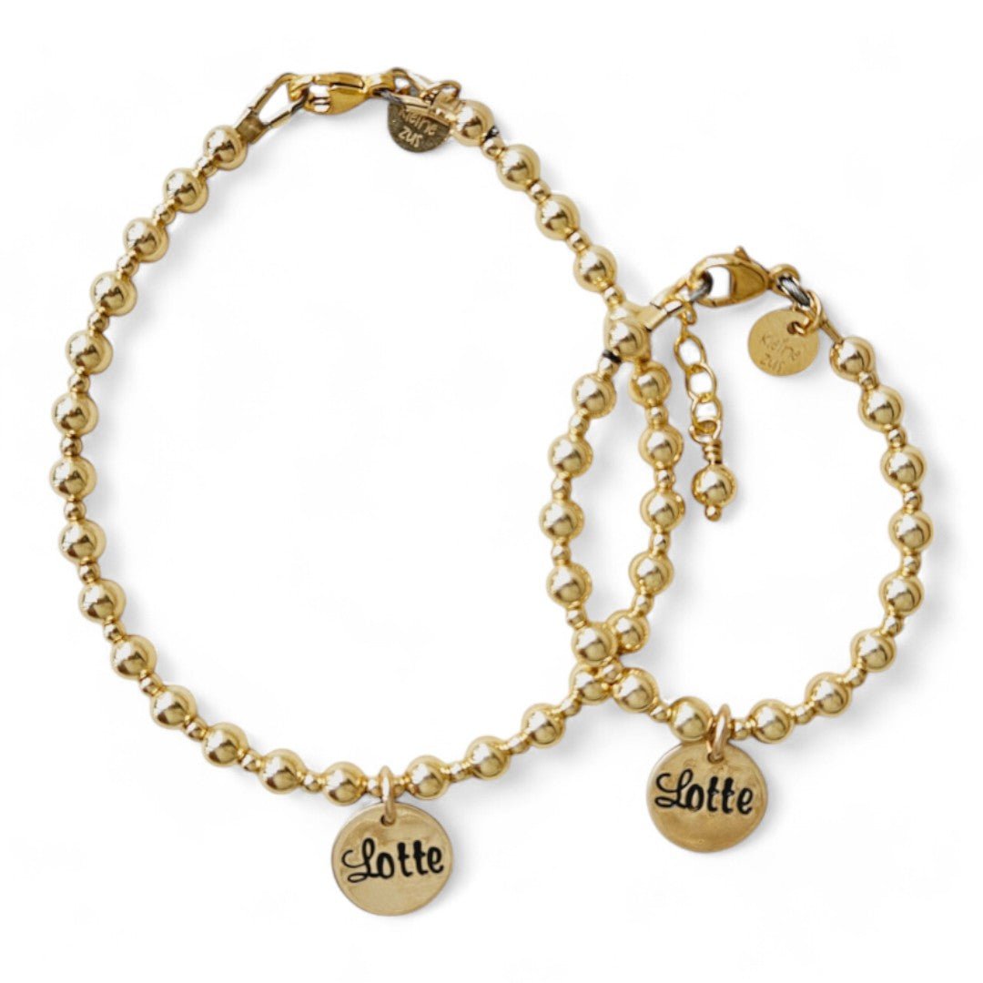 Moeder dochter armband goud Dots, 4en 2mm gouden kraaltjes gecombineerd met in het midden een naambedeltje van 10mm
