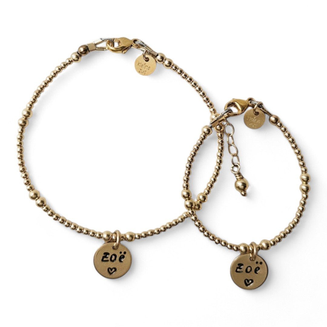 Moeder dochter armband goud Pip met 3 en 2mm kraaltjes gecombineerd, in het midden hangt een gouden naambedel van 10mm