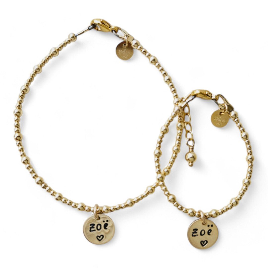Moeder dochter armband goud Sylvia met 3 en 2mm gouden kraaltjes gecombineerd, in het midden hangt een gouden naambedeltje van 10mm