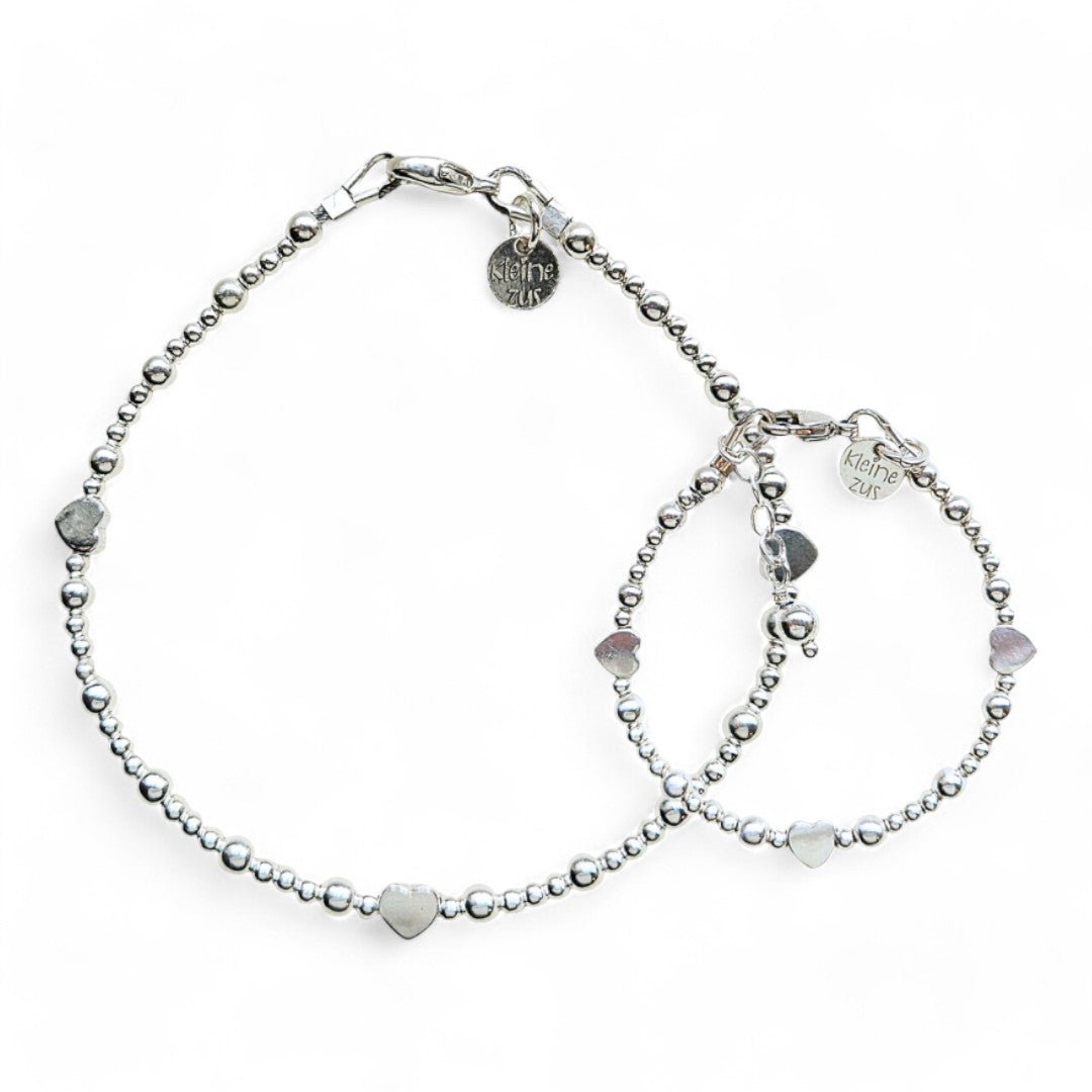 Moeder dochter armband zilver Fiona, met 3 en 2mm kraaltjes gecombineerd met hartjeskraaltjes