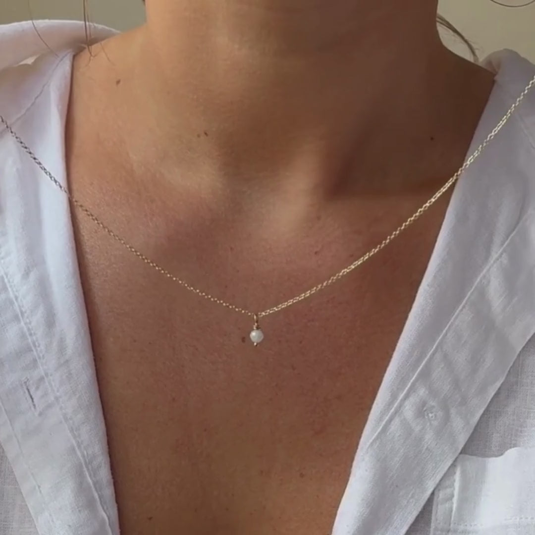 Gouden dames ketting met geboortesteen, aan de ketting hangt een geboortesteen van 4mm