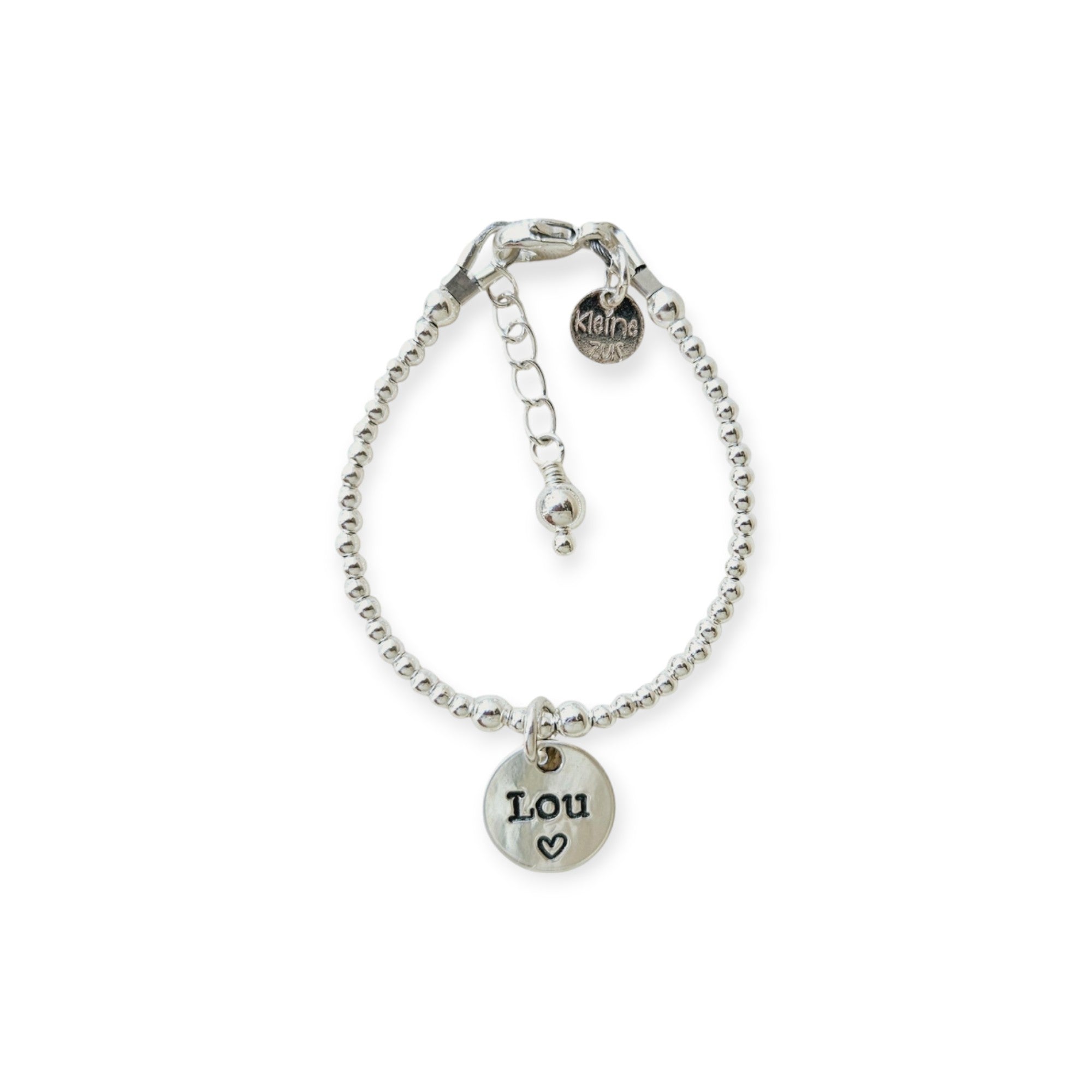 Zilveren kinderarmbandje Lieve gemaakt van 2mm kraaltjes, in het midden hangt een zilveren naambedeltje van 10mm