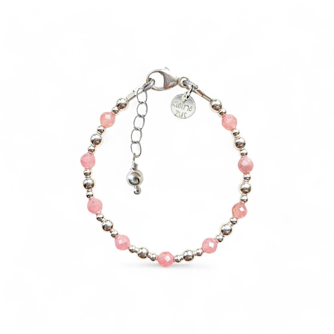 Zilveren babyarmbandje Bella gemaakt van 2 en 3 mm kraaltjes gecombineerd met edelsteen