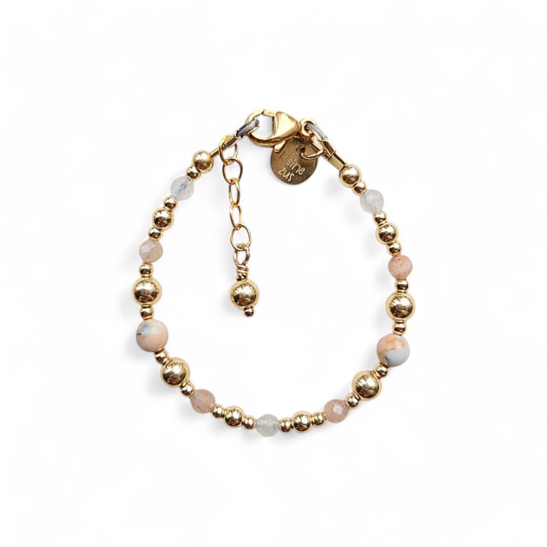 Gouden babyarmbandje Louise gemaakt van 2 en 4mm kraaltjes gecombineerd met edelsteen