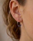 Gouden hoops met facet geslepen sodaliet edelsteentjes