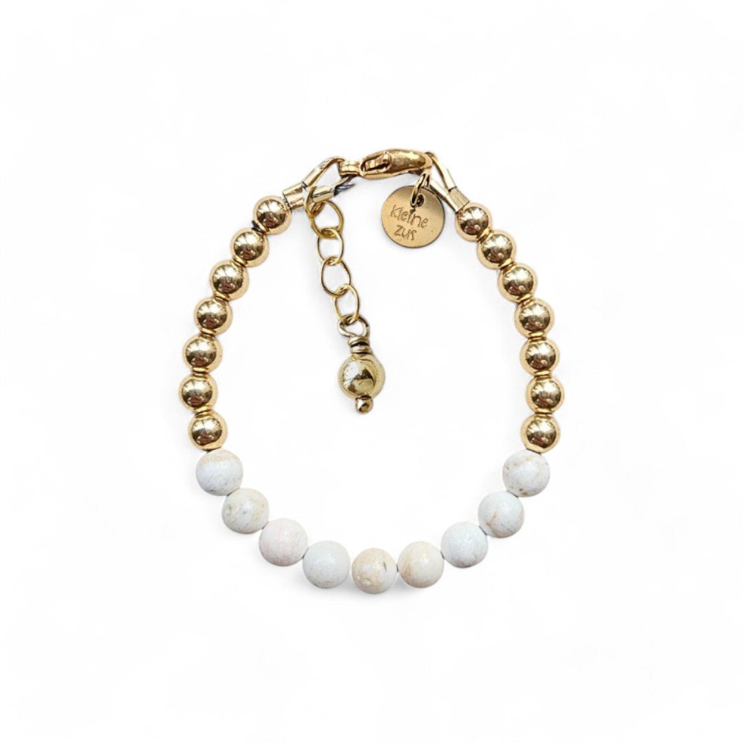 Gouden kinderarmbandje Viv gemaakt van 4mm gouden kraaltjes gecombineerd met edelsteen