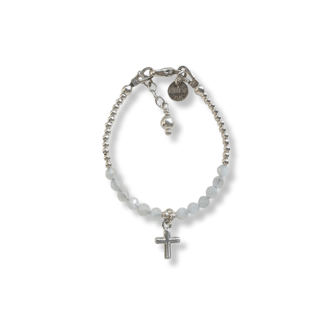Zilveren kinderarmbandje Maaike gemaakt van 2mm kraaltjes gecombineerd met edelsteentjes, in het midden hangt een zilveren kruisje