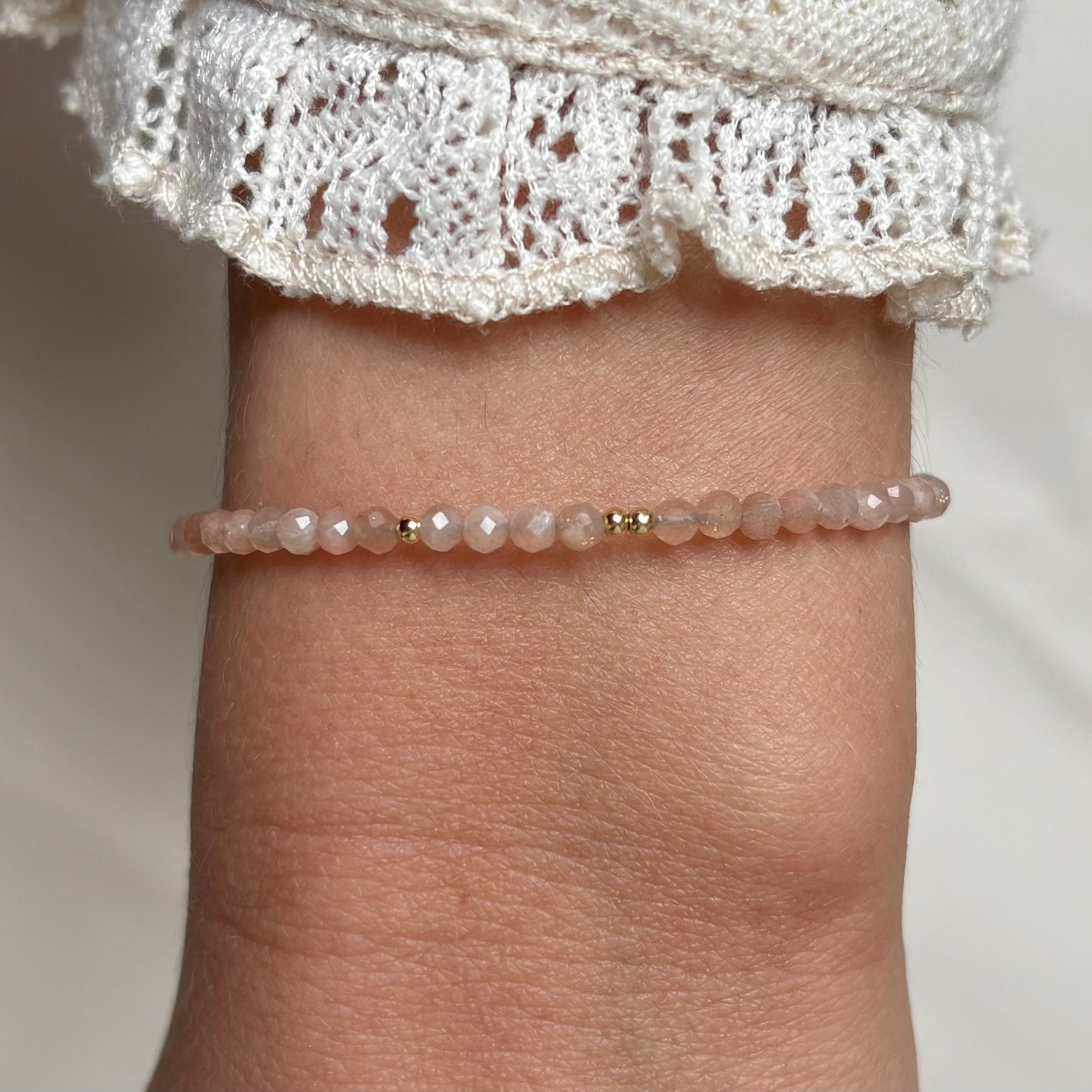 Handgemaakte gouden armband Annemae voor dames met 2mm gouden kraaltjes geombineerd met zonnesteen