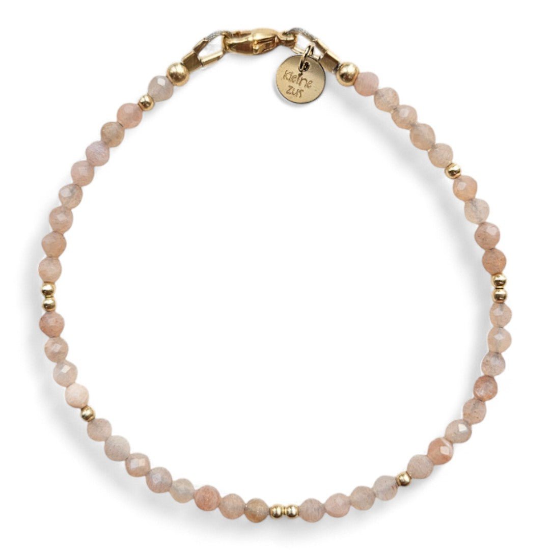 Handgemaakte gouden armband Annemae voor dames met 2mm gouden kraaltjes geombineerd met zonnesteen