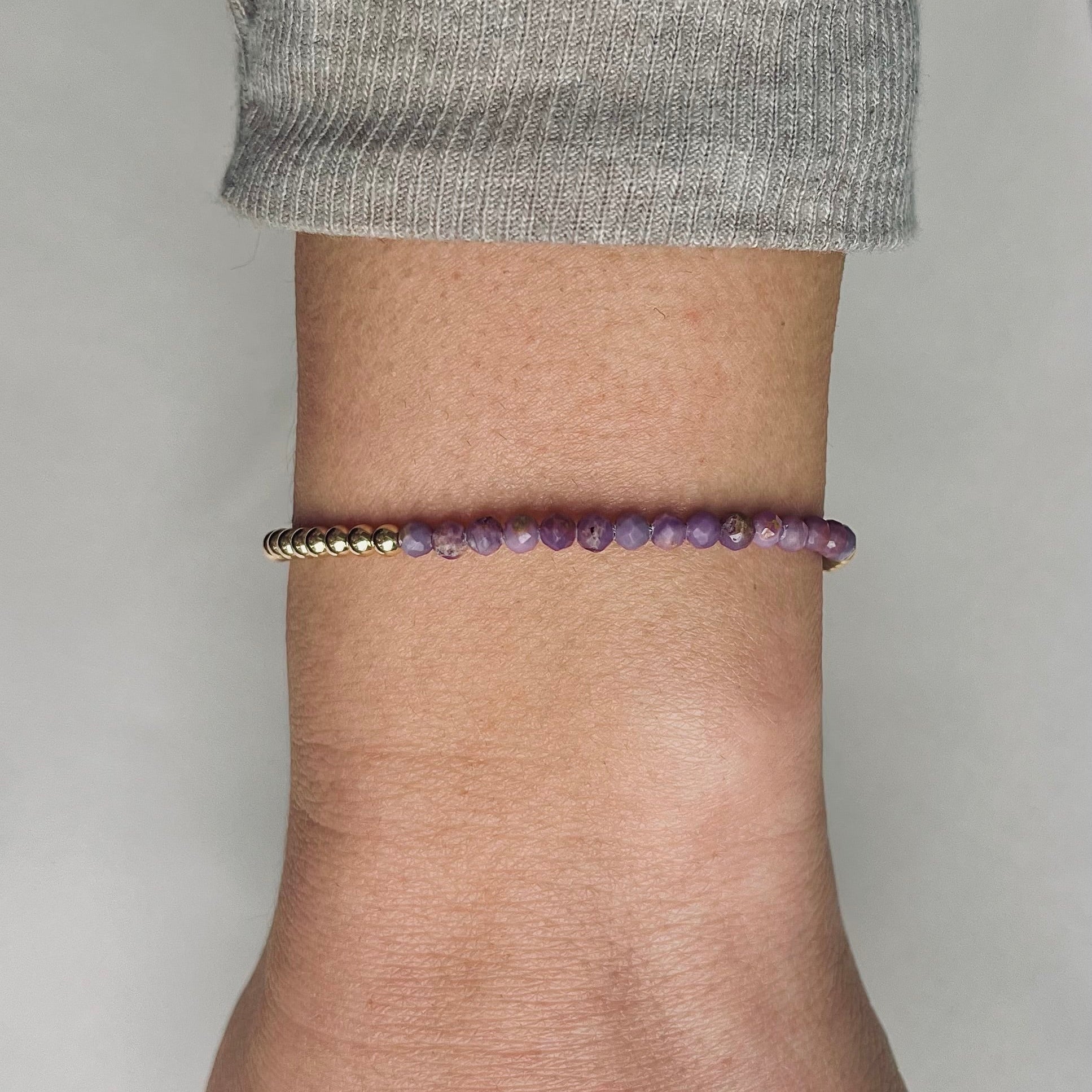 Gouden dames armband Pien met 3mm gouden kraaltjes gecombineerd met lepidoliet