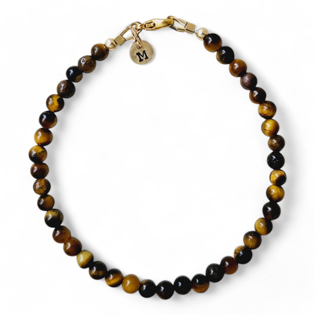 Armband heren goud Faas met 4mm natuursteenkralen tijgeroog, aan de sluiting hangt een gouden initiaalbedel