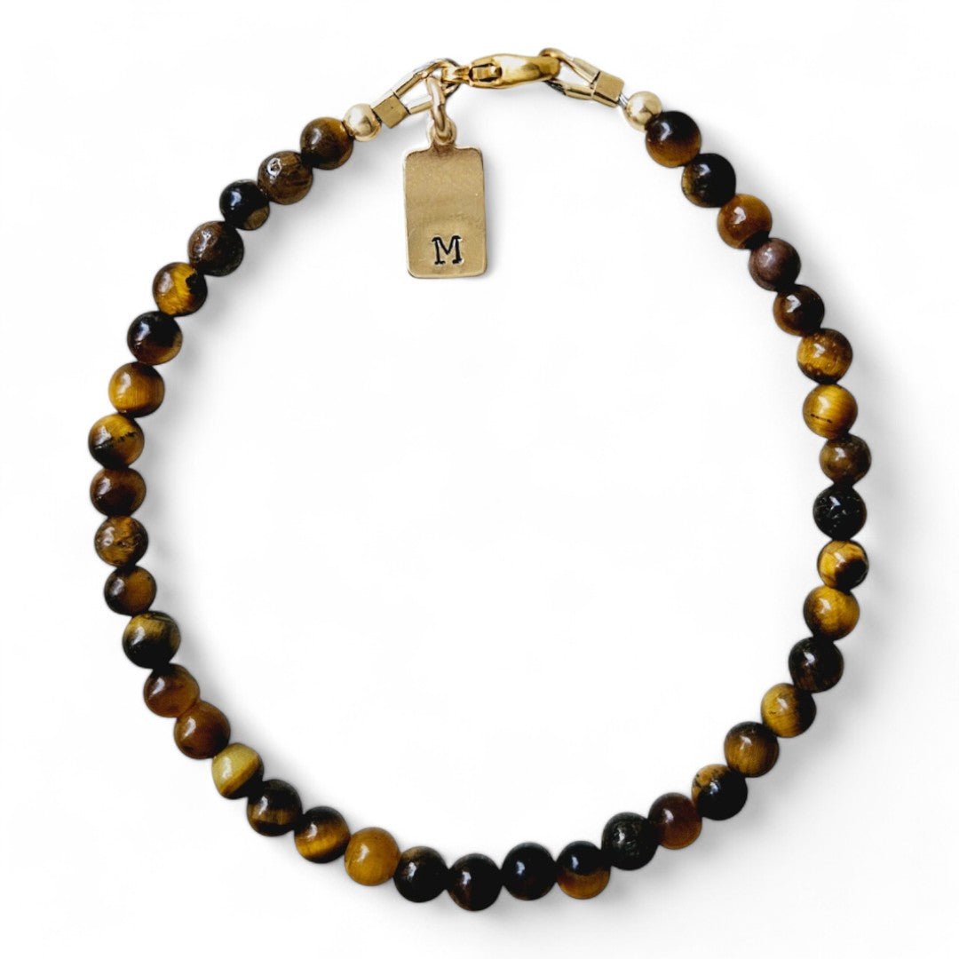 Armband heren goud Faas met 4mm natuursteenkralen tijgeroog, aan de sluiting hangt een gouden initiaalbedel