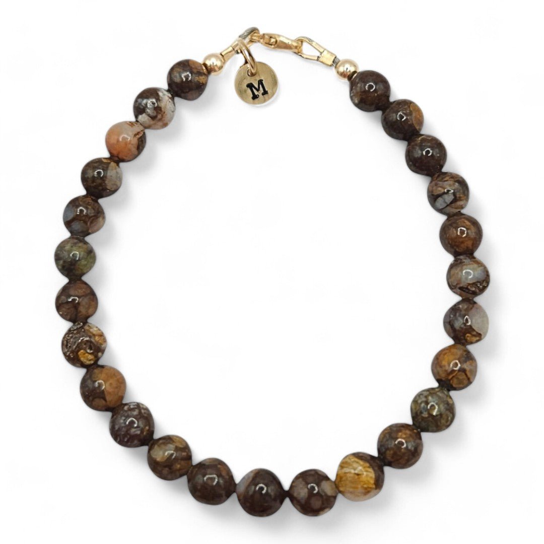 Armband heren goud Hans met 6mm natuursteen kralen Afrikaanse opaal, aan de sluiting hangt een gouden initiaalbedel