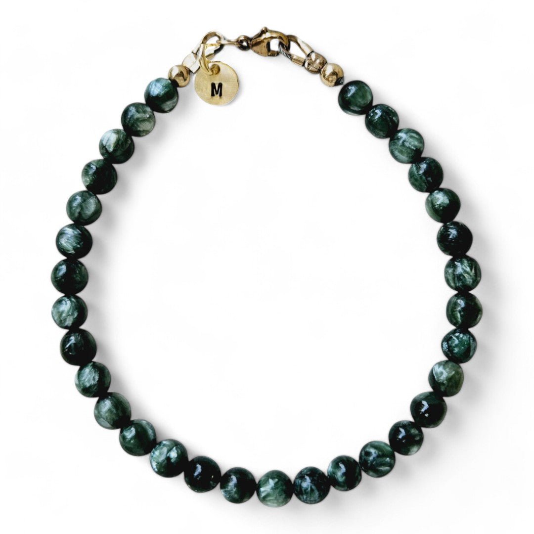 Armband heren goud Hugo met 6mm natuursteenkralen Serafiniet, aan de sluiting hangt een gouden initiaalbedel vam 6mm