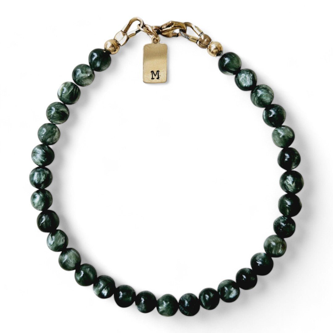 Armband heren goud Hugo met 6mm natuursteenkralen Serafiniet, aan de sluiting hangt een gouden initiaalbedel