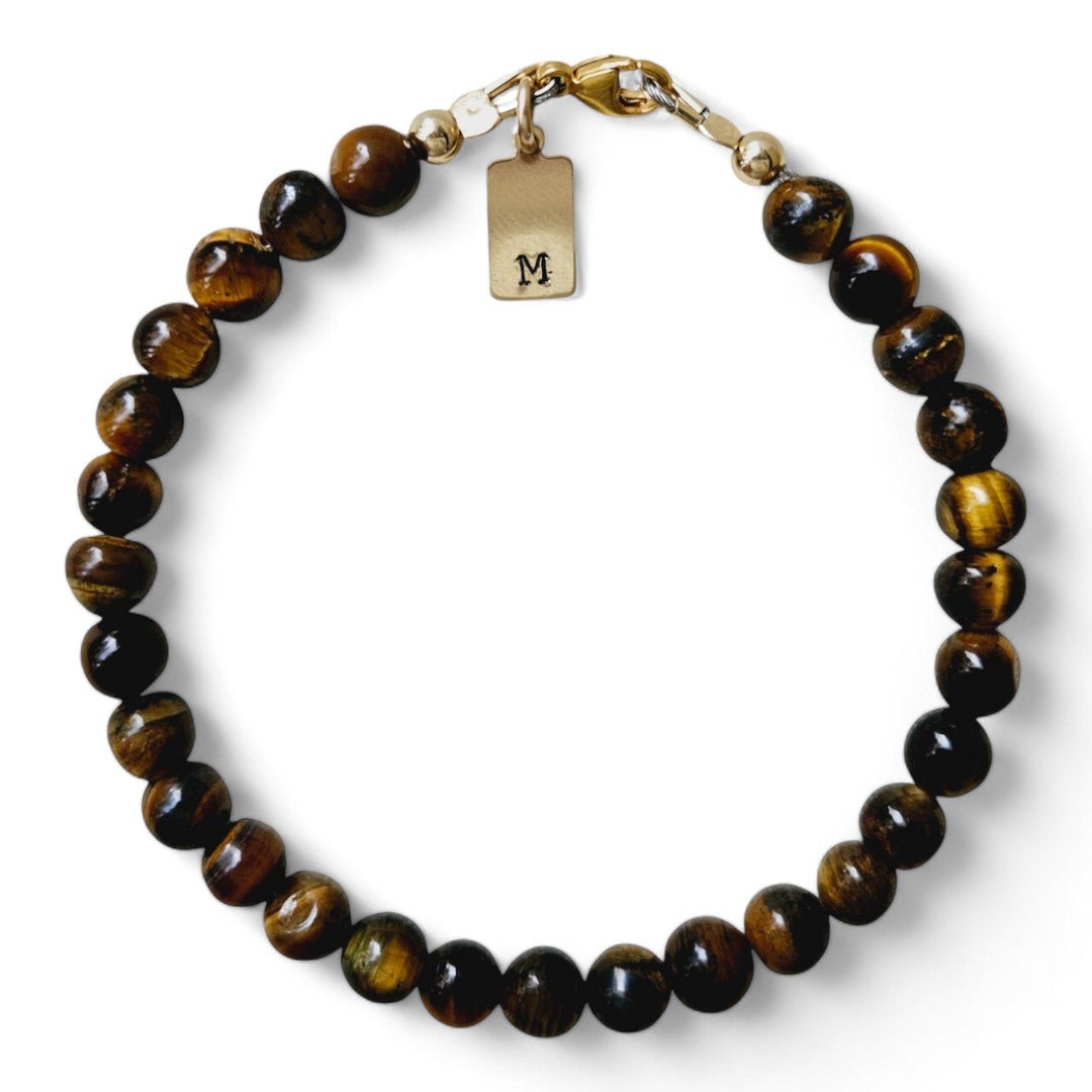Armband heren goud Ian met 6mm natuursteenkralen Tijgeroog, aan de sluiting hangt een gouden initiaalbedel