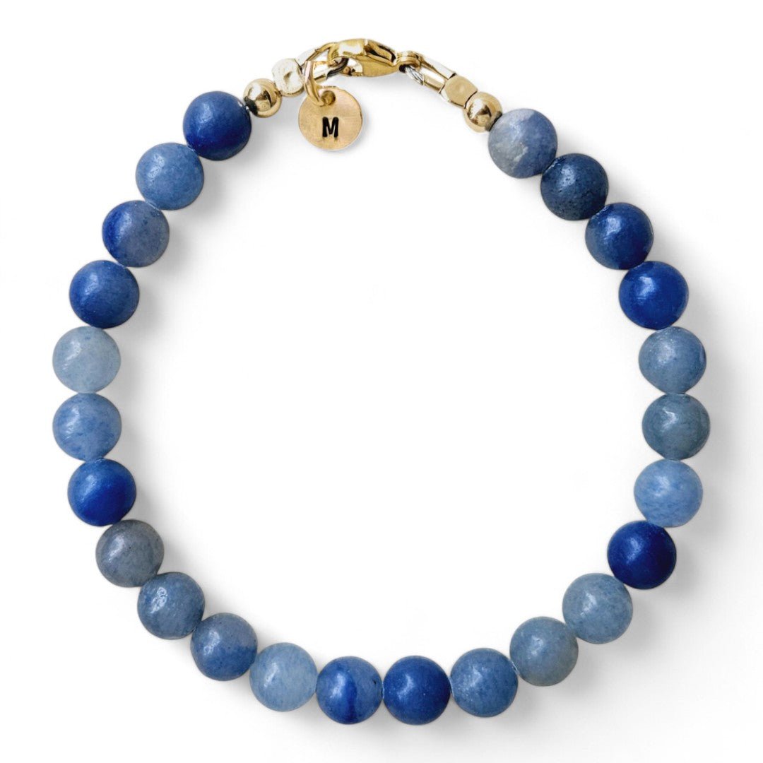 Armband heren goud Jack met 6mm natuursteenkralen blauwe Aventurijn, aan de sluiting hangt een gouden initiaalbedel