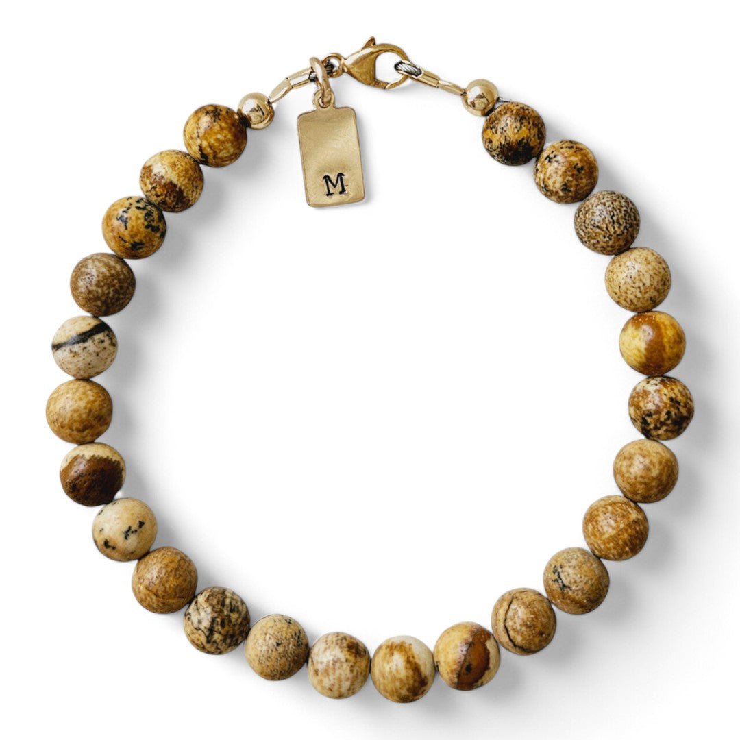Gouden herenarmband James met 6mm natuursteenkralen picture Jaspis, aan de sluiting hangt een gouden initiaalbedel