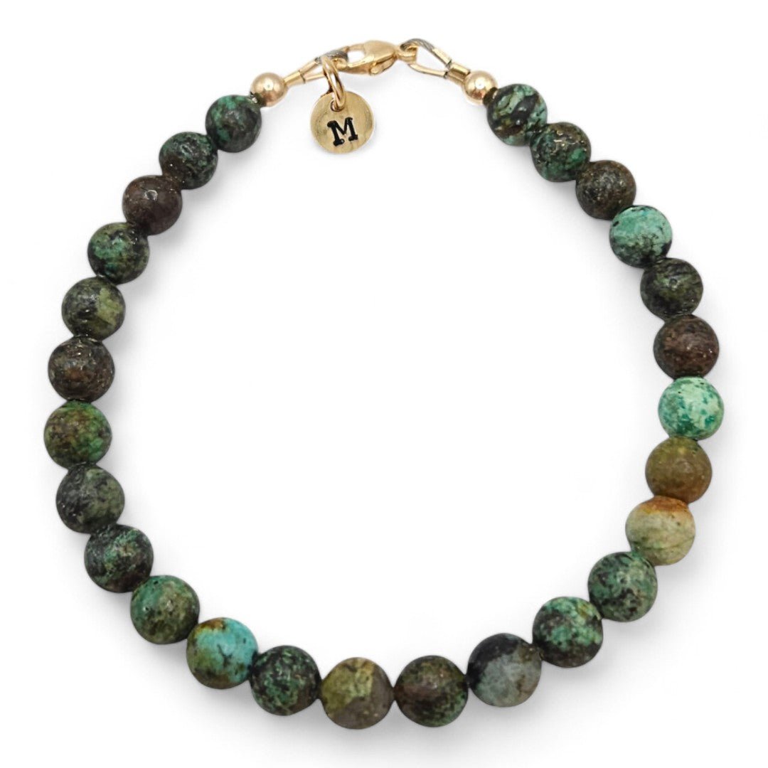 Gouden herenarmband Jeroen met 6mm natuursteenkralen Turquoise jaspis, aan de sluiting hangt een gouden initiaalbedel