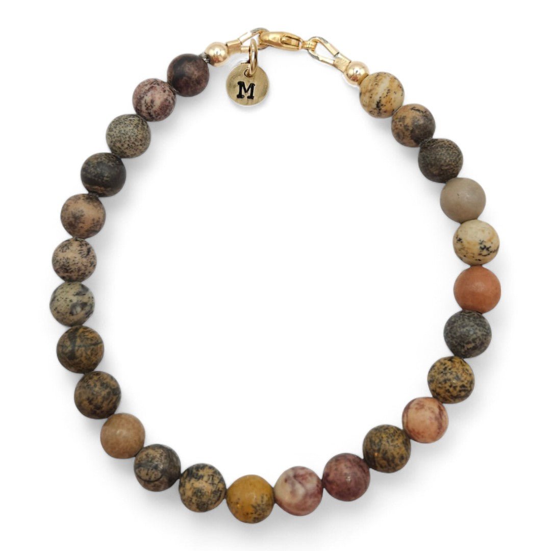 Gouden herenarmband Joep met natuursteenkralen Rhodoniet, picture jaspis, chalcedoon, aan de sluiting hangt een gouden intiaalbedel
