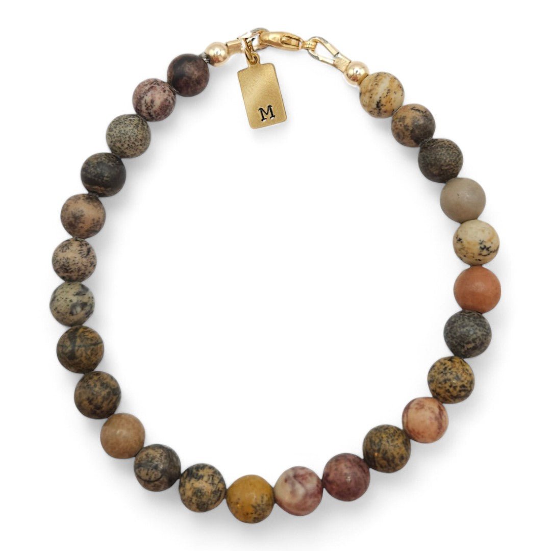 Gouden herenarmband Joep met natuursteenkralen Rhodoniet, picture jaspis, chalcedoon, aan de sluiting hangt een gouden intiaalbedel