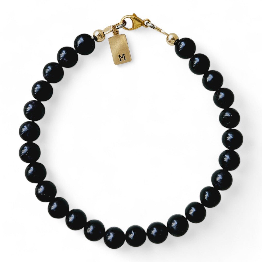 Gouden herenarmband Joeri met 6mm natuursteenkralen Obsidiaan, aan de slutiing hangt een gouden intiaalbedel