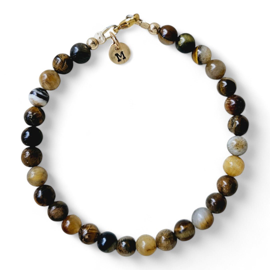 Gouden herenarmband Joost met 6mm natuursteenkralen  tijgeroog, agaat en kwarts, aan de sluiting hangt een gouden initiaalbedel