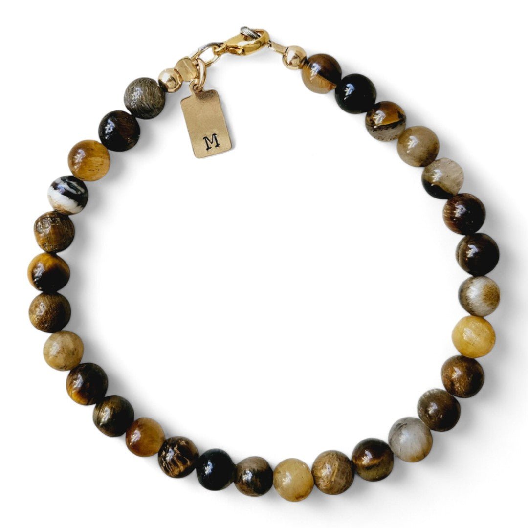 Gouden herenarmband Joost met 6mm natuursteenkralen  tijgeroog, agaat en kwarts, aan de sluiting hangt een gouden initiaalbedel