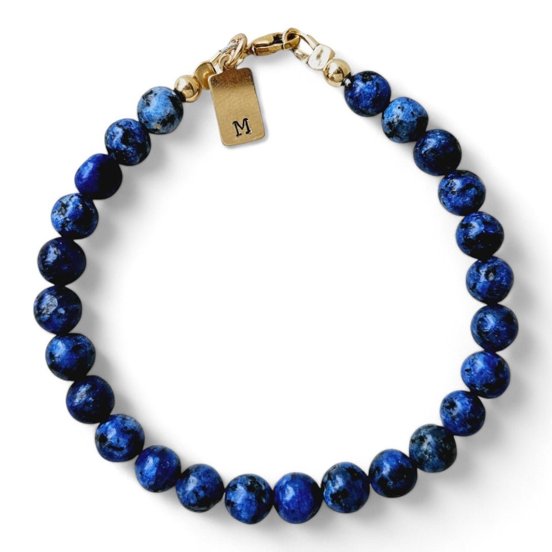 Gouden herenarmband Jort met blauwe kwarts, aan de sluiting hangt een gouden initiaalbedel